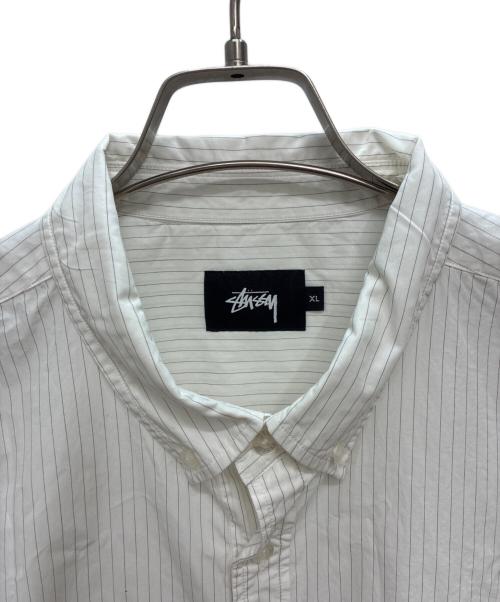 stussy（ステューシー）stussy (ステューシー) ストライプ 半袖シャツ ホワイト×ブラック サイズ:XLの古着・服飾アイテム