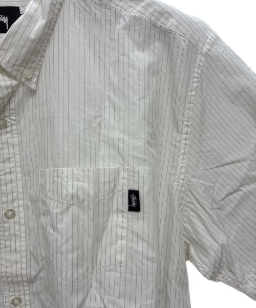 stussy（ステューシー）stussy (ステューシー) ストライプ 半袖シャツ ホワイト×ブラック サイズ:XLの古着・服飾アイテム