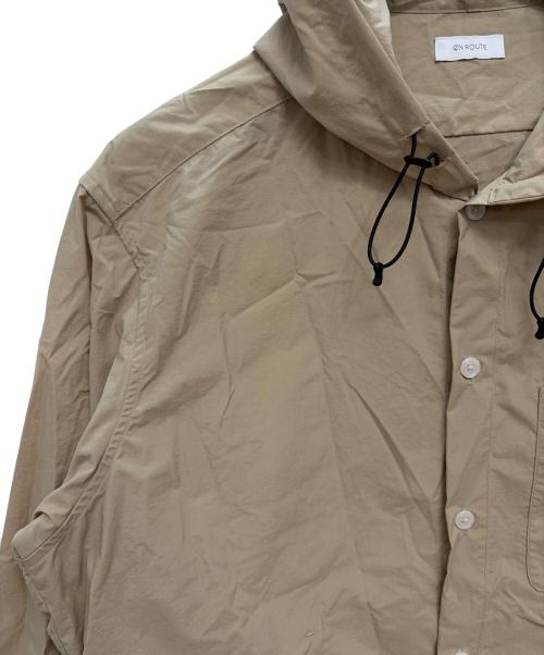 eN ROUTE（アンルート）EN ROUTE (アンルート) ナイロン タフタ フード シャツ ベージュ サイズ:SIZE 1の古着・服飾アイテム
