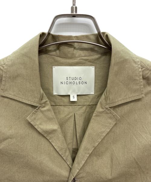 STUDIO NICHOLSON（スタジオ ニコルソン）STUDIO NICHOLSON (スタジオ ニコルソン) PAPER POPLIN SHIRTING-SHORT SLEEVE CAMP COLLAR SHIRT カーキ サイズ:Sの古着・服飾アイテム