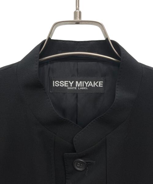 ISSEY MIYAKE WHITE LABEL（イッセイミヤケホワイトレーベル）ISSEY MIYAKE WHITE LABEL (イッセイミヤケホワイトレーベル) マオカラージャケット ブラック サイズ:SIZE 1の古着・服飾アイテム
