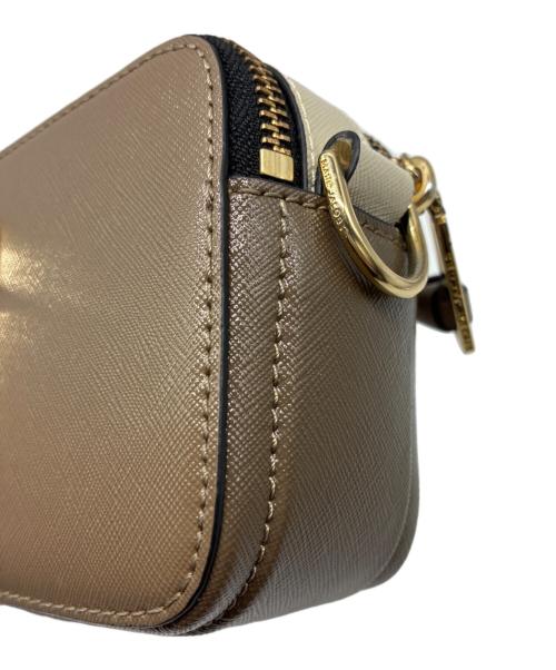 MARC JACOBS（マークジェイコブス）MARC JACOBS (マークジェイコブス) The Snapshot スナップショット ショルダーバッグ ベージュの古着・服飾アイテム