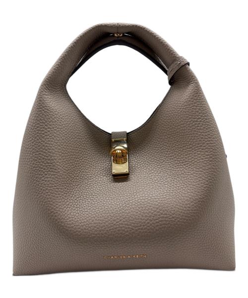 CHARLES & KEITH（チャールズアンドキース）CHARLES & KEITH (チャールズアンドキース) メタリックアクセントバケットバッグ ベージュの古着・服飾アイテム