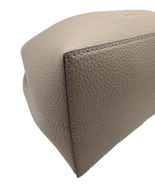 CHARLES & KEITH（チャールズアンドキース）CHARLES & KEITH (チャールズアンドキース) メタリックアクセントバケットバッグ ベージュの古着・服飾アイテム