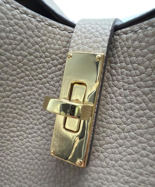 CHARLES & KEITH（チャールズアンドキース）CHARLES & KEITH (チャールズアンドキース) メタリックアクセントバケットバッグ ベージュの古着・服飾アイテム