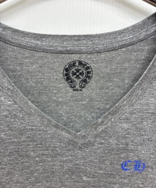 CHROME HEARTS（クロムハーツ）CHROME HEARTS (クロムハーツ) サークルロゴプリント Vネック Tシャツ グレー サイズ:XLの古着・服飾アイテム