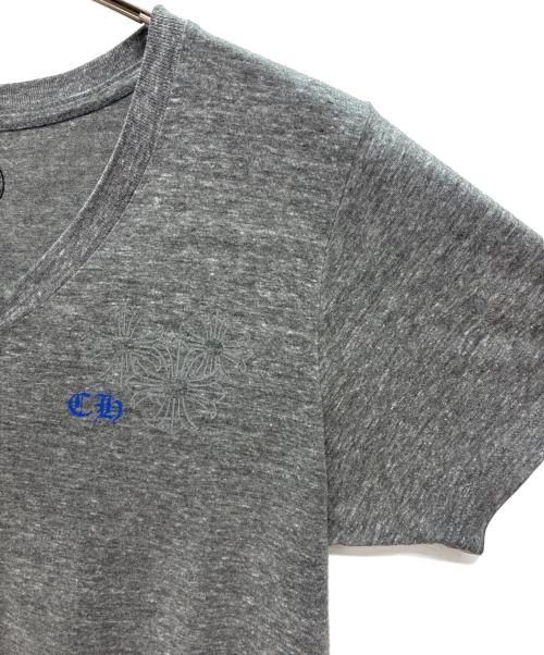 CHROME HEARTS（クロムハーツ）CHROME HEARTS (クロムハーツ) サークルロゴプリント Vネック Tシャツ グレー サイズ:XLの古着・服飾アイテム