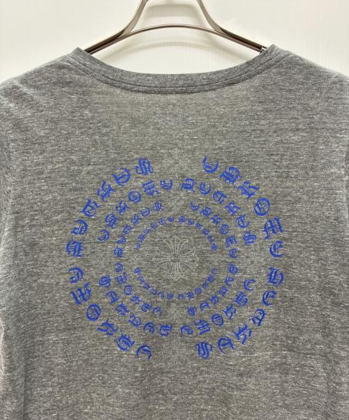 CHROME HEARTS（クロムハーツ）CHROME HEARTS (クロムハーツ) サークルロゴプリント Vネック Tシャツ グレー サイズ:XLの古着・服飾アイテム