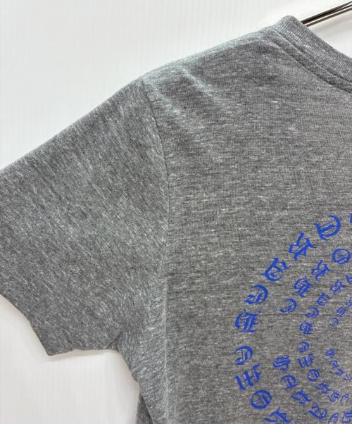 CHROME HEARTS（クロムハーツ）CHROME HEARTS (クロムハーツ) サークルロゴプリント Vネック Tシャツ グレー サイズ:XLの古着・服飾アイテム