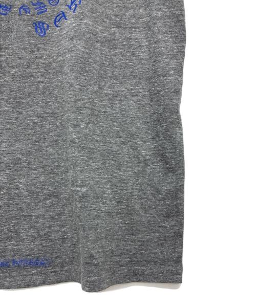 CHROME HEARTS（クロムハーツ）CHROME HEARTS (クロムハーツ) サークルロゴプリント Vネック Tシャツ グレー サイズ:XLの古着・服飾アイテム
