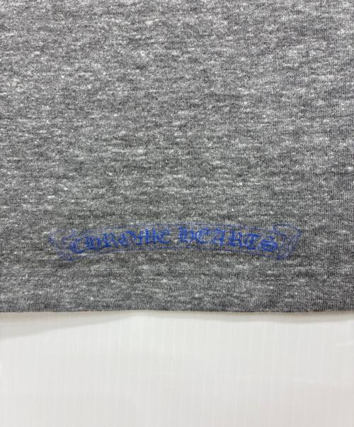 CHROME HEARTS（クロムハーツ）CHROME HEARTS (クロムハーツ) サークルロゴプリント Vネック Tシャツ グレー サイズ:XLの古着・服飾アイテム