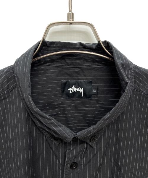 stussy（ステューシー）stussy (ステューシー) ストライプ半袖シャツ ブラック×ホワイト サイズ:XLの古着・服飾アイテム