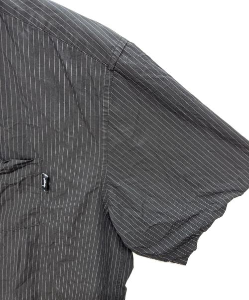 stussy（ステューシー）stussy (ステューシー) ストライプ半袖シャツ ブラック×ホワイト サイズ:XLの古着・服飾アイテム