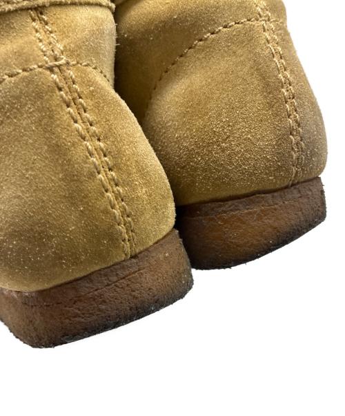CLARKS（クラークス）CLARKS (クラークス) ワラビーブーツ メイプルスェード ベージュ サイズ:UK 8 1/2の古着・服飾アイテム