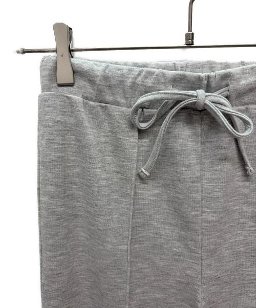 YACA（ヤーカ）YACA (ヤーカ) High waist slit flare pants/ハイウエストスリットフレアパンツ グレー サイズ:F 未使用品の古着・服飾アイテム
