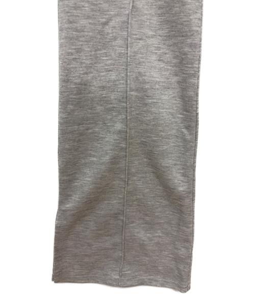 YACA（ヤーカ）YACA (ヤーカ) High waist slit flare pants/ハイウエストスリットフレアパンツ グレー サイズ:F 未使用品の古着・服飾アイテム