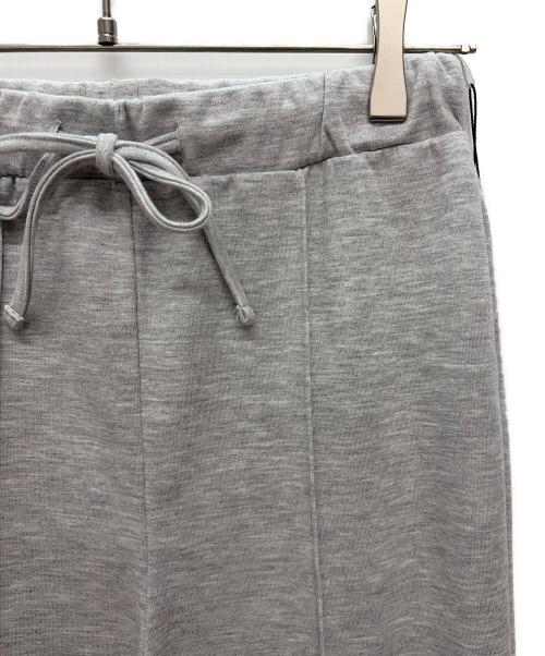 YACA（ヤーカ）YACA (ヤーカ) High waist slit flare pants/ハイウエストスリットフレアパンツ グレー サイズ:F 未使用品の古着・服飾アイテム