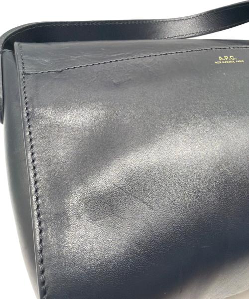 A.P.C.（アーペーセー）A.P.C. (アーペーセー) スクエアレザーショルダーバッグ ダークネイビーの古着・服飾アイテム