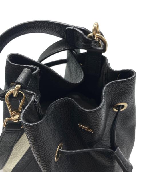 FURLA（フルラ）FURLA (フルラ) STACY POST SMALL BUCKET BAG ブラック×ホワイトの古着・服飾アイテム