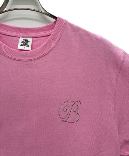 THE BLACK EYE PATCH（ブラックアイパッチ）THE BLACK EYE PATCH (ブラックアイパッチ) RHINESTONE B EMBLEM TEE ラインストーン エンブレムTシャツ ピンク サイズ:Lの古着・服飾アイテム