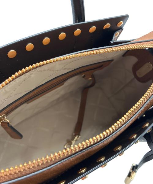 MICHAEL KORS（マイケルコース）MICHAEL KORS (マイケルコース) Mercer Small Studded Leather Belted Satchel / 2WAYバッグ ブラウン×ブラックの古着・服飾アイテム