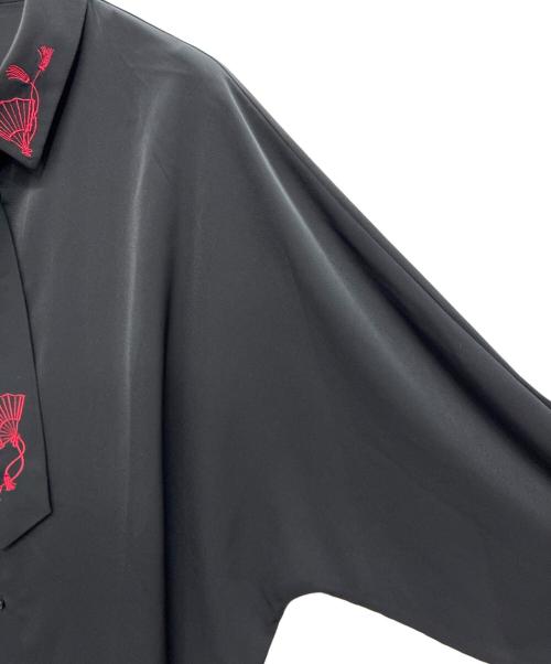 REZEN（リゼン）REZEN (リゼン) 真紅 / タイ付扇子刺繍シャツ ブラック サイズ:Lの古着・服飾アイテム