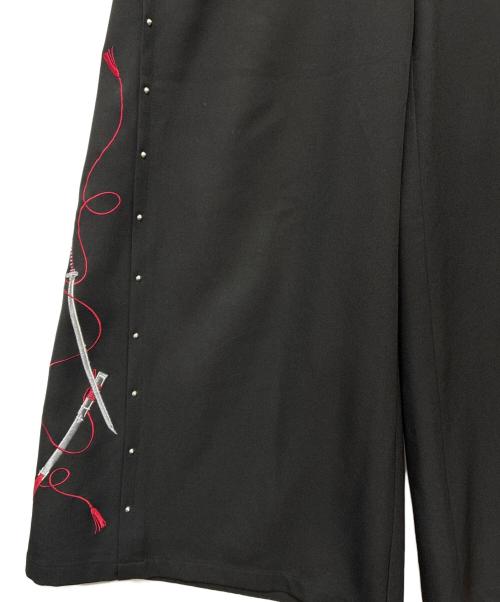 REZEN（リゼン）REZEN (リゼン) 真紅 / 刀×スタッズ袴パンツ ブラック サイズ:Lの古着・服飾アイテム