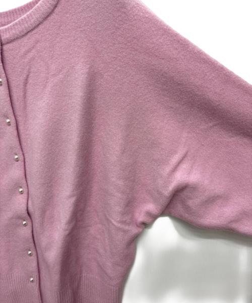 UNFILO（アンフィーロ）UNFILO (アンフィーロ) パール調ボタンカーディガン ピンク サイズ:SIZE XLの古着・服飾アイテム