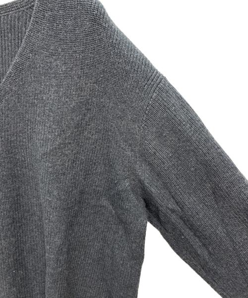 23区（ニジュウサンク）23区 (ニジュウサンク) リブ編みVネックニット チャコールグレー サイズ:SIZE 46の古着・服飾アイテム