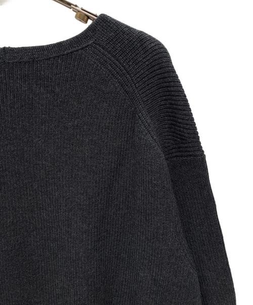 23区（ニジュウサンク）23区 (ニジュウサンク) リブ編みVネックニット チャコールグレー サイズ:SIZE 46の古着・服飾アイテム