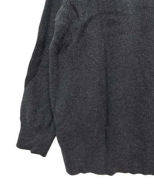 23区（ニジュウサンク）23区 (ニジュウサンク) リブ編みVネックニット チャコールグレー サイズ:SIZE 46の古着・服飾アイテム