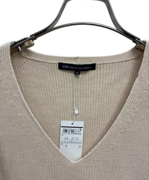 23区（ニジュウサンク）23区 (ニジュウサンク) リブ編みVネックニット ベージュ サイズ:SIZE 44の古着・服飾アイテム