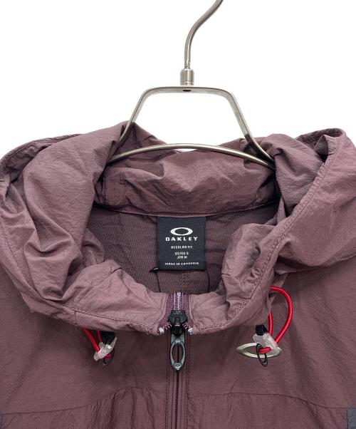 OAKLEY（オークリー）OAKLEY (オークリー) Icon S O-Light Dry Jacket 1.0 グレー×バーガンディ サイズ:JPN M 未使用品の古着・服飾アイテム