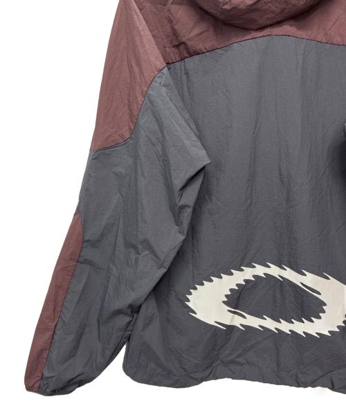 OAKLEY（オークリー）OAKLEY (オークリー) Icon S O-Light Dry Jacket 1.0 グレー×バーガンディ サイズ:JPN M 未使用品の古着・服飾アイテム