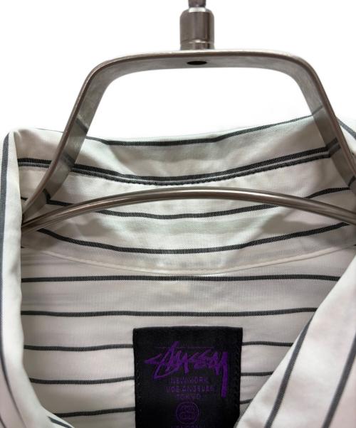 stussy（ステューシー）stussy (ステューシー) USA製 ストライプシャツ ホワイト×グレー サイズ:SIZE Lの古着・服飾アイテム