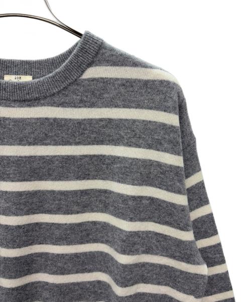 23区（ニジュウサンク）23区 (ニジュウサンク) カシミヤニット グレー×ホワイト サイズ:SIZE 46の古着・服飾アイテム
