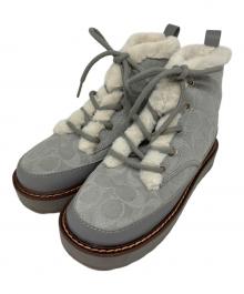 COACH（コーチ）の古着「IMANI SUEDE BOOT シグネチャー ムートン レースアップブーツ」｜グレー
