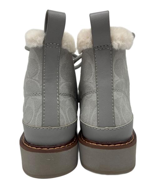 COACH（コーチ）COACH (コーチ) IMANI SUEDE BOOT シグネチャー ムートン レースアップブーツ グレー サイズ:EUR 35.5の古着・服飾アイテム