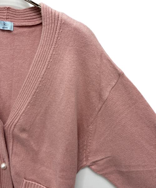 KUMIKYOKU（クミキョク）KUMIKYOKU (クミキョク) パールボタンカーディガン ピンク サイズ:6 未使用品の古着・服飾アイテム