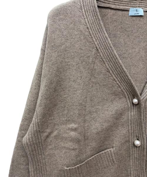 KUMIKYOKU（クミキョク）KUMIKYOKU (クミキョク) パールボタンカーディガン ベージュ サイズ:6の古着・服飾アイテム