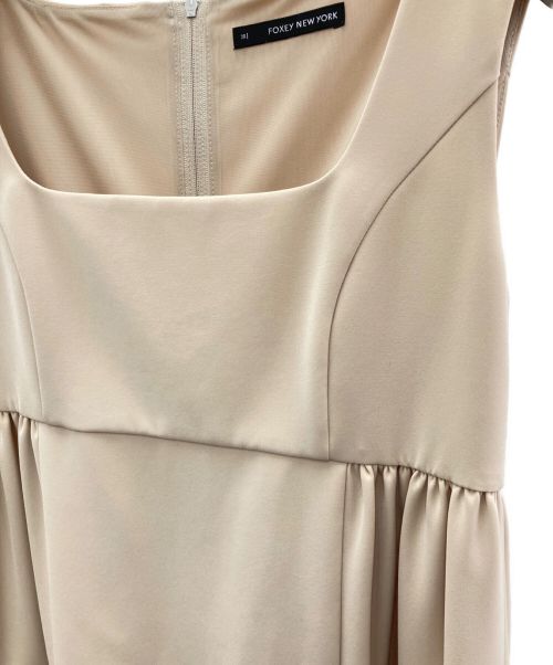 FOXEY NEWYORK（フォクシーニューヨーク）FOXEY NEWYORK (フォクシーニューヨーク) ノースリーブワンピース ベージュ サイズ:Mの古着・服飾アイテム