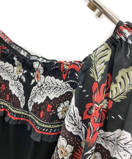 GRACE CONTINENTAL（（グレースコンチネンタル）GRACE CONTINENTAL (（グレースコンチネンタル) シャーリングプリントカットトップ ブラック×レッド サイズ:36の古着・服飾アイテム