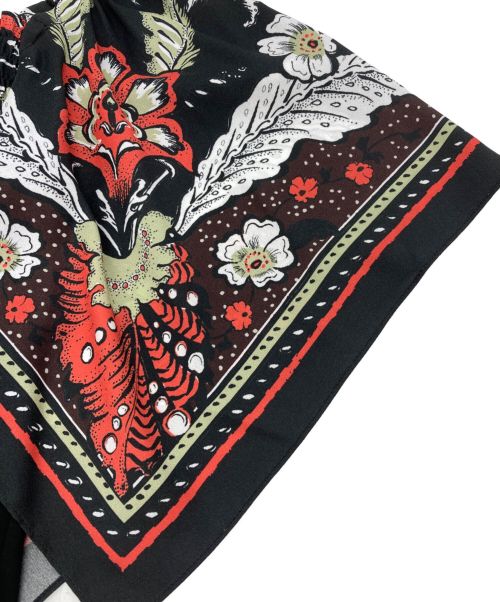 GRACE CONTINENTAL（（グレースコンチネンタル）GRACE CONTINENTAL (（グレースコンチネンタル) シャーリングプリントカットトップ ブラック×レッド サイズ:36の古着・服飾アイテム