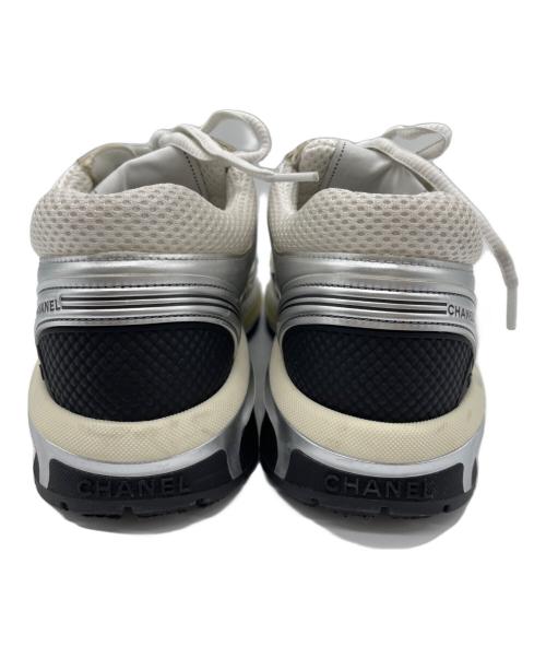 CHANEL（シャネル）CHANEL (シャネル) スニーカー ホワイト×シルバー サイズ:38の古着・服飾アイテム