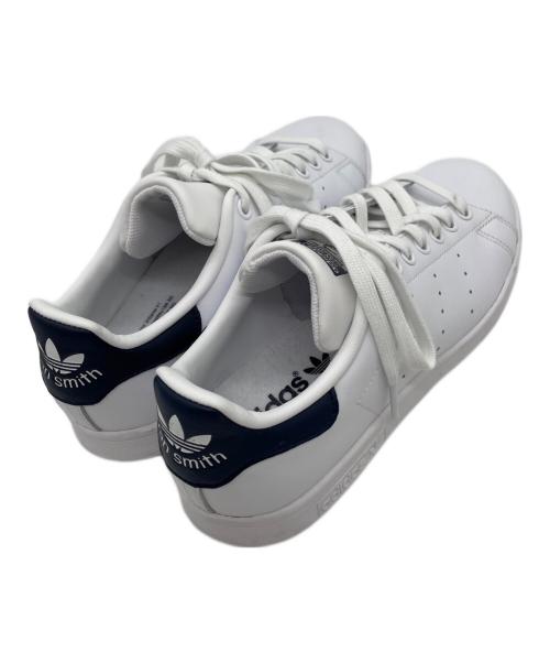 adidas（アディダス）adidas (アディダス) スニーカー ホワイト×ネイビー サイズ:24の古着・服飾アイテム