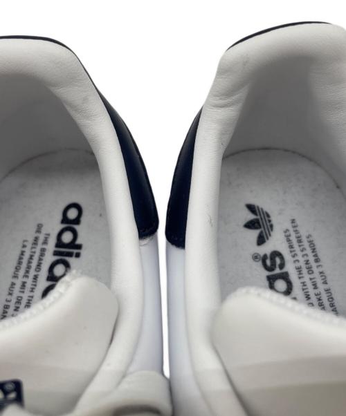 adidas（アディダス）adidas (アディダス) スニーカー ホワイト×ネイビー サイズ:24の古着・服飾アイテム