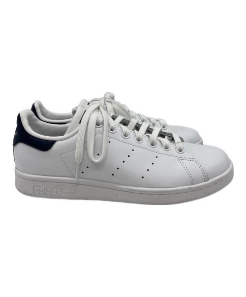 adidas（アディダス）adidas (アディダス) スニーカー ホワイト×ネイビー サイズ:24の古着・服飾アイテム
