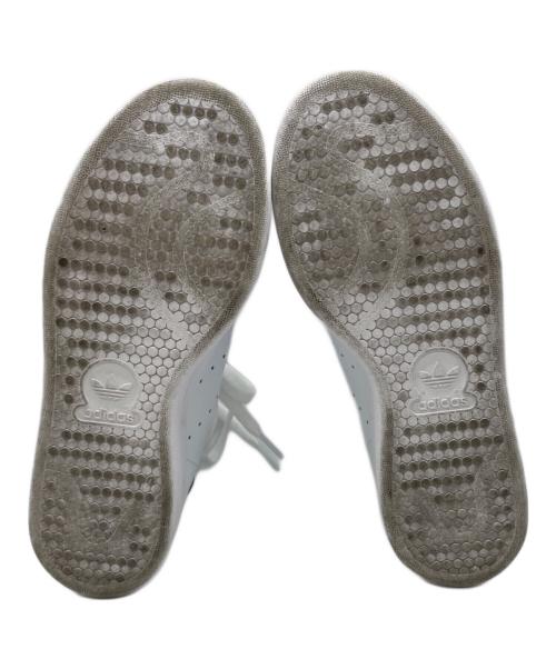 adidas（アディダス）adidas (アディダス) スニーカー ホワイト×ネイビー サイズ:24の古着・服飾アイテム