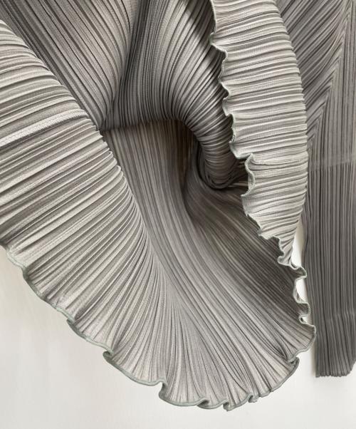 PLEATS PLEASE ISSEY MIYAKE（プリーツプリーズ イッセイミヤケ）PLEATS PLEASE ISSEY MIYAKE (プリーツプリーズ イッセイミヤケ) 長袖ブラウス グレー サイズ:3の古着・服飾アイテム