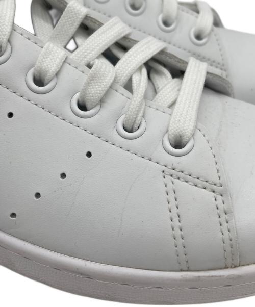 adidas（アディダス）adidas (アディダス) スニーカー ホワイト サイズ:27の古着・服飾アイテム